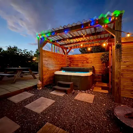 Cozy Wellness Cabin With Home Cinema And Private Jacuzzi ,Sauna And Garden Between Amsterdam Haarlem And Schiphol Airport *