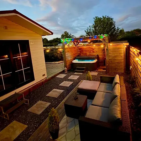 Cozy Wellness Cabin With Home Cinema And Private Jacuzzi ,Sauna And Garden Between Amsterdam Haarlem And Schiphol Airport