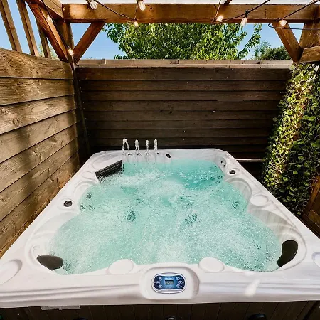 Cozy Wellness Cabin With Home Cinema And Private Jacuzzi ,Sauna And Garden Between Amsterdam Haarlem And Schiphol Airport * Vijfhuizen