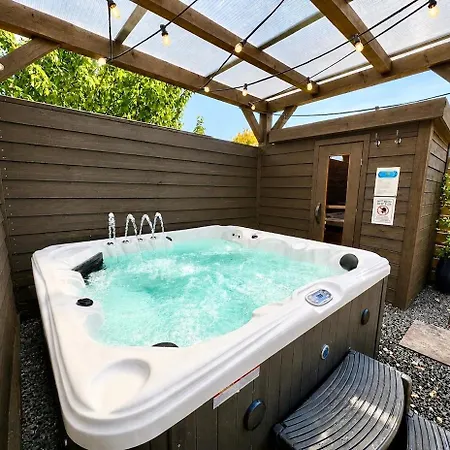 Cozy Wellness Cabin With Home Cinema And Private Jacuzzi ,Sauna And Garden Between Amsterdam Haarlem And Schiphol Airport