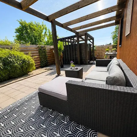 Cozy Wellness Cabin With Home Cinema And Private Jacuzzi ,Sauna And Garden Between Amsterdam Haarlem And Schiphol Airport 別荘 Vijfhuizen