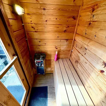 Cozy Wellness Cabin With Home Cinema And Private Jacuzzi ,Sauna And Garden Between Amsterdam Haarlem And Schiphol Airport 別荘