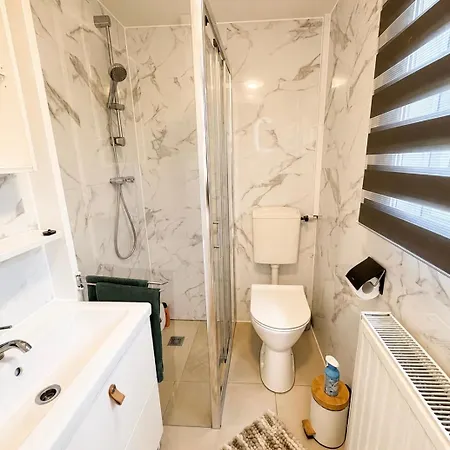 別荘 Cozy Wellness Cabin With Home Cinema And Private Jacuzzi ,Sauna And Garden Between Amsterdam Haarlem And Schiphol Airport *