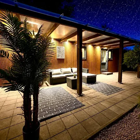 別荘 Cozy Wellness Cabin With Home Cinema And Private Jacuzzi ,Sauna And Garden Between Amsterdam Haarlem And Schiphol Airport Vijfhuizen