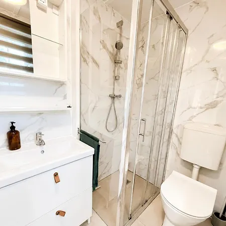 Cozy Wellness Cabin With Home Cinema And Private Jacuzzi ,Sauna And Garden Between Amsterdam Haarlem And Schiphol Airport Vijfhuizen