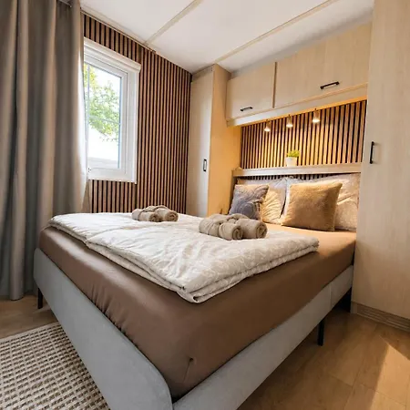 Cozy Wellness Cabin With Home Cinema And Private Jacuzzi ,Sauna And Garden Between Amsterdam Haarlem And Schiphol Airport 別荘 Vijfhuizen