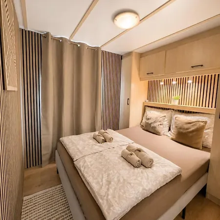 Cozy Wellness Cabin With Home Cinema And Private Jacuzzi ,Sauna And Garden Between Amsterdam Haarlem And Schiphol Airport 別荘