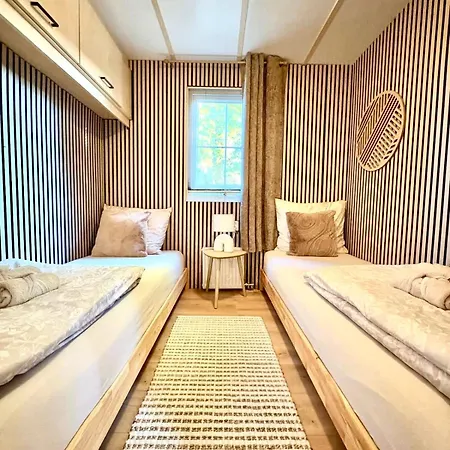 別荘 Cozy Wellness Cabin With Home Cinema And Private Jacuzzi ,Sauna And Garden Between Amsterdam Haarlem And Schiphol Airport