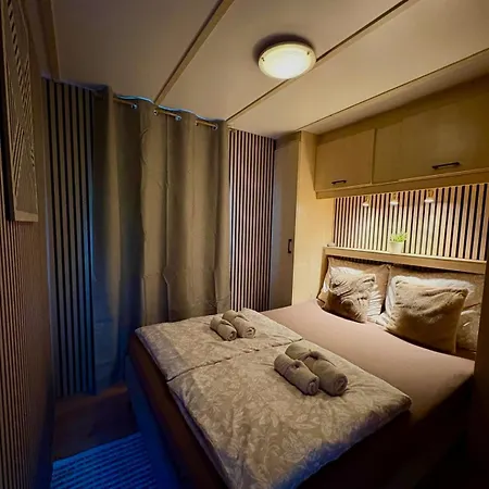 Cozy Wellness Cabin With Home Cinema And Private Jacuzzi ,Sauna And Garden Between Amsterdam Haarlem And Schiphol Airport * Vijfhuizen
