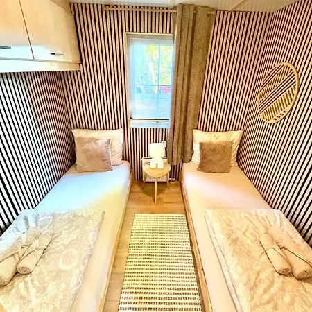 Cozy Wellness Cabin With Home Cinema And Private Jacuzzi ,Sauna And Garden Between Amsterdam Haarlem And Schiphol Airport