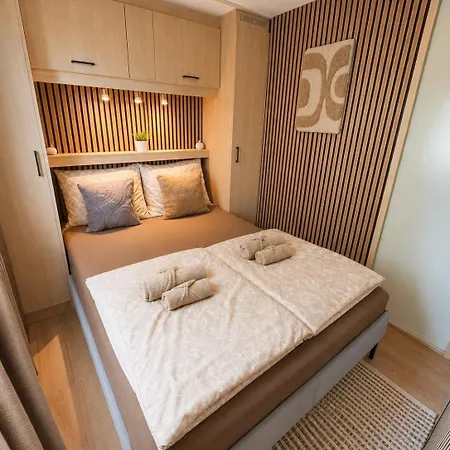 別荘 Cozy Wellness Cabin With Home Cinema And Private Jacuzzi ,Sauna And Garden Between Amsterdam Haarlem And Schiphol Airport