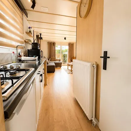 Cozy Wellness Cabin With Home Cinema And Private Jacuzzi ,Sauna And Garden Between Amsterdam Haarlem And Schiphol Airport 別荘 Vijfhuizen